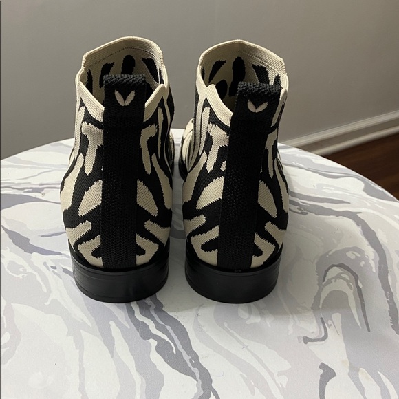 Vivaia Ecru Tiger Chelsea Boots. Excellent condition. women’s size 8. - Picture 4 of 7
